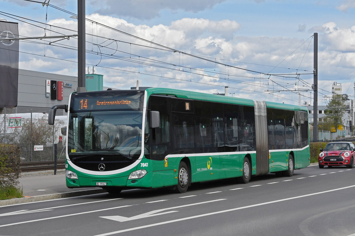 Mercedes Citaro 7047, auf der Tramersatzlinie 14, die wegen einer Grossbaustelle nicht mit Tramzügen fahren kann, bedient am 14.04.2023 die Haltestelle Lachmatt.