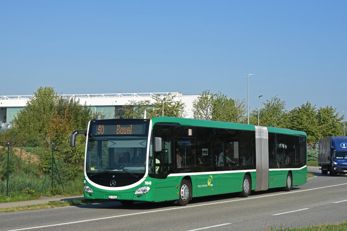 Mercedes Citaro 7048, auf der Linie 50, hat die Haltestelle Euro Airport Cargo verlassen und fährt Richtung Basel. Die Aufnahme stammt vom 20.09.2018.