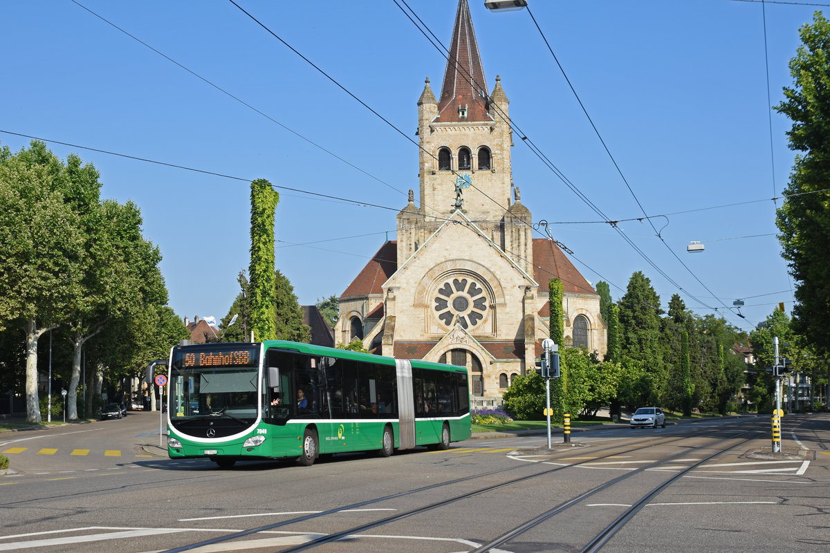 Mercedes Citaro 7049, auf der Linie 50, fährt zur Endstation am Bahnhof SBB. Im Hintergrund steht die Paulus Kirche. Die Aufnahme stammt vom 14.07.2019.