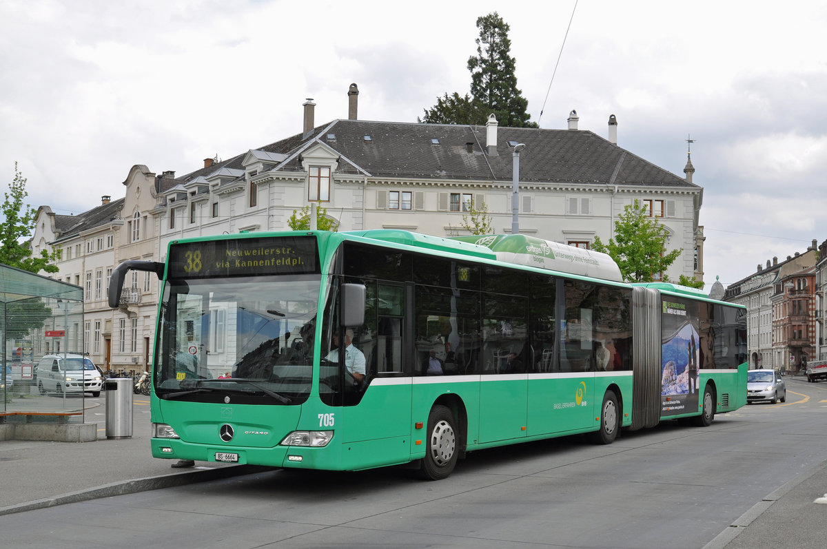 Mercedes Citaro 705, auf der Linie 38 bedient die Haltestelle am Wettsteinplatz. Die Aufnahme stammt vom 17.05.2016.