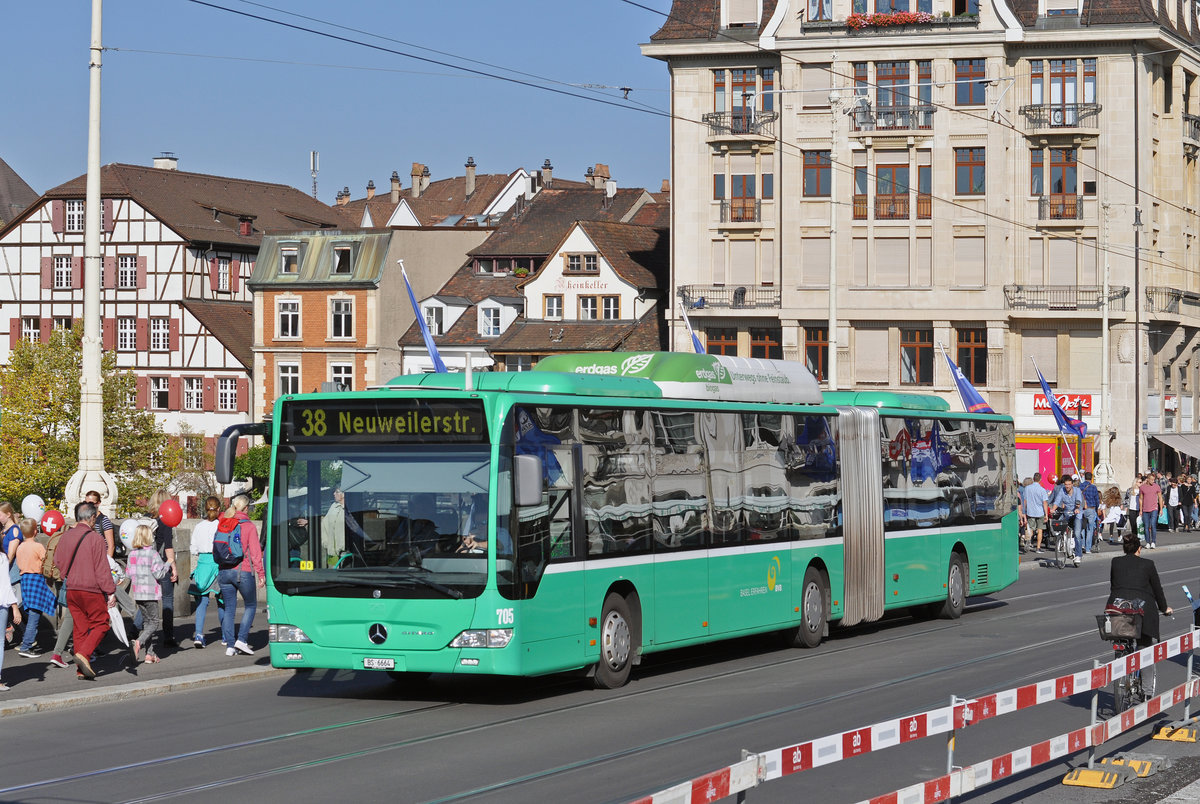 Mercedes Citaro 705, auf der Linie 38, überquert die Mittlere Rheinbrücke. Die Aufnahme stammt vom 14.10.2017.