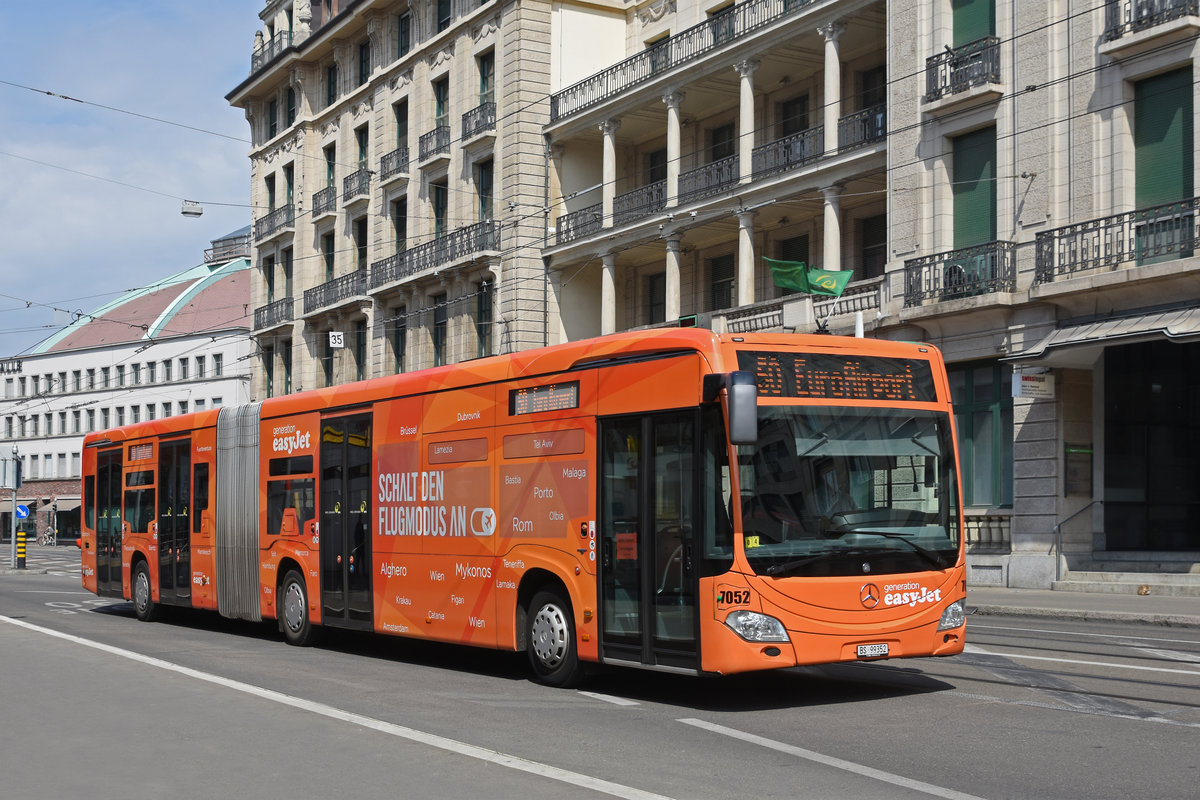 Mercedes Citaro 7052 mit der easy Jet Werbung, auf der Linie 50, fährt zur Endstation am Bahnhof SBB. Die Aufnahme stammt vom 26.04.2020.