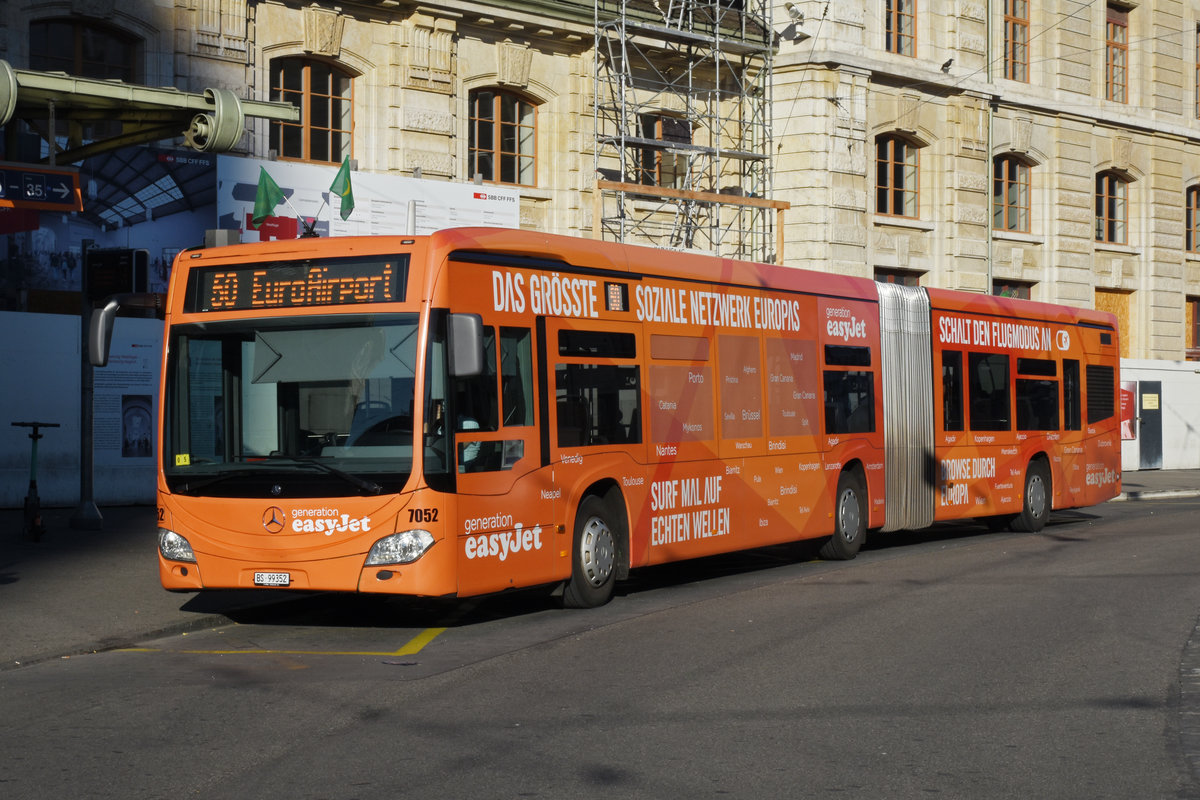 Mercedes Citaro 7052 mit der easy Jet Werbung, auf der Linie 50, wartet an der Endstation am Bahnhof SBB. Die Aufnahme stammt vom 21.06.2020.