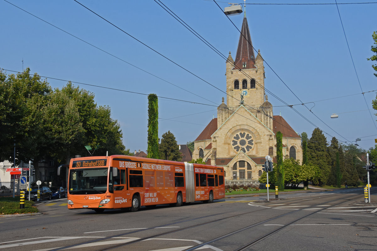 Mercedes Citaro 7052 mit der easy Jet Werbung, auf der Linie 50, fährt am 17.09.2020 zur Endstation am Bahnhof SBB. Im Hintergrund steht die Pauluskirche.