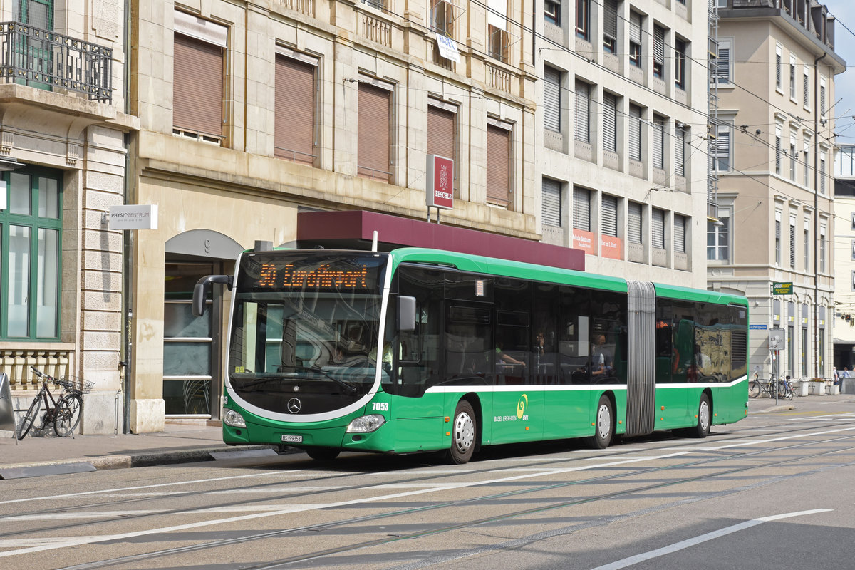 Mercedes Citaro 7053, auf der Linie 50, verlässt die Endhaltestelle am Bahnhof SBB. Die Aufnahme stammt vom 18.08.2018.
