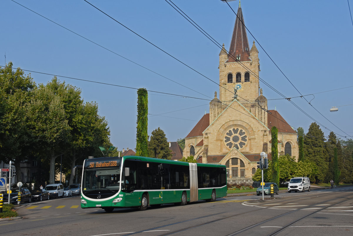 Mercedes Citaro 7053, auf der Linie 50, fährt am 17.09.2020 zur Endstation am Bahnhof SBB. Im Hintergrund steht die Pauluskirche.