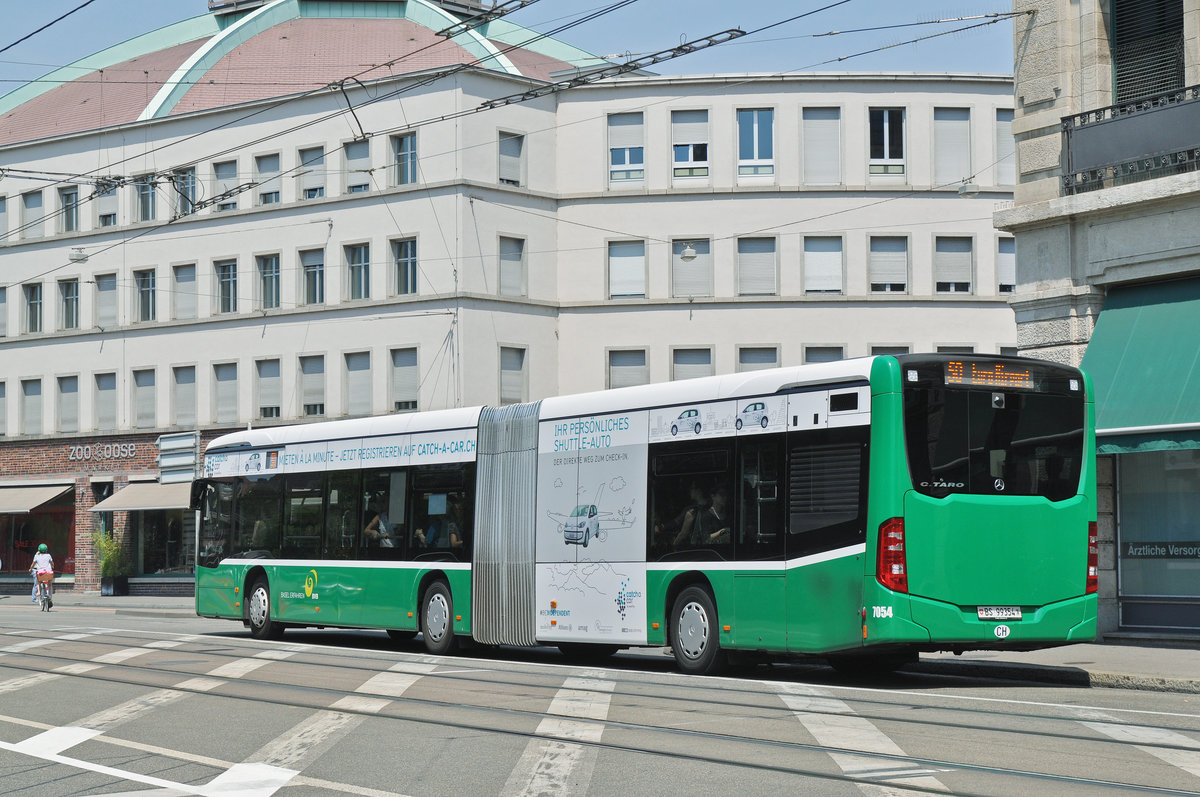 Mercedes Citaro 7054, auf der Linie 50, verlässt die Endstation am Bahnhof SBB. Die Aufnahme stammt vom 22.06.2017.