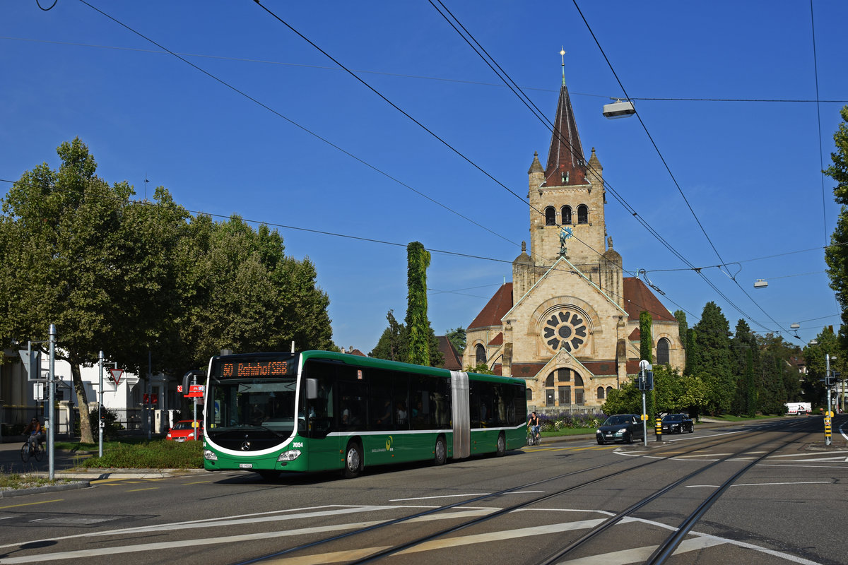 Mercedes Citaro 7054, auf der Linie 50, fährt Richtung Endstation am Bahnhof SBB. Im Hintergrund steht die Paulus Kirche. Die Aufnahme stammt vom 27.08.2019.