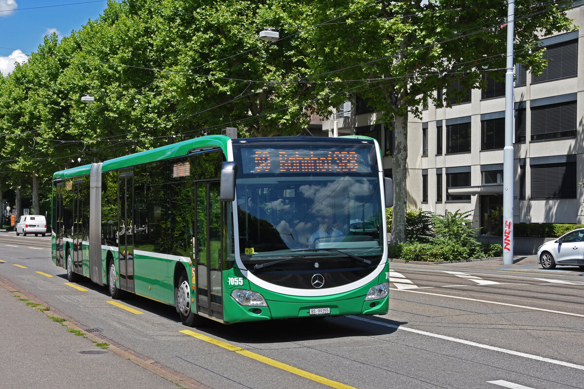 Mercedes Citaro 7055, auf der Linie 50, fährt am 05.07.2022 zu Endstation am Bahnhof SBB.