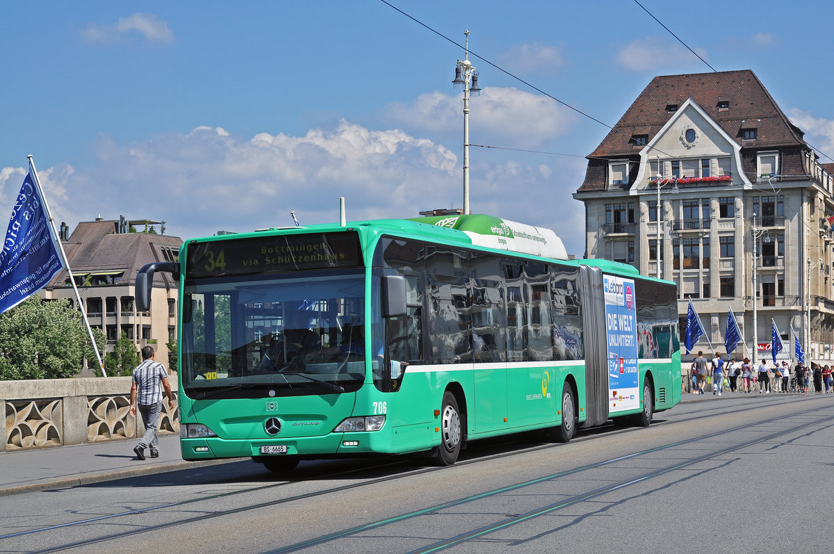 Mercedes Citaro 706, auf der Linie 34, überquert die Mittlere Rheinbrücke. Die Aufnahme stammt vom 21.08.2015