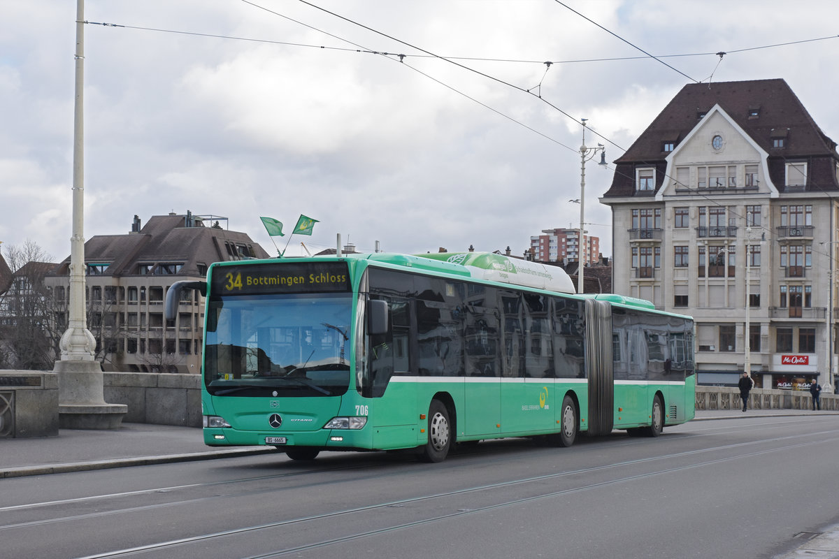 Mercedes Citaro 706, auf der Linie 34, überquert die Mittlere Rheinbrücke. Die Aufnahme stammt vom 03.03.2020.