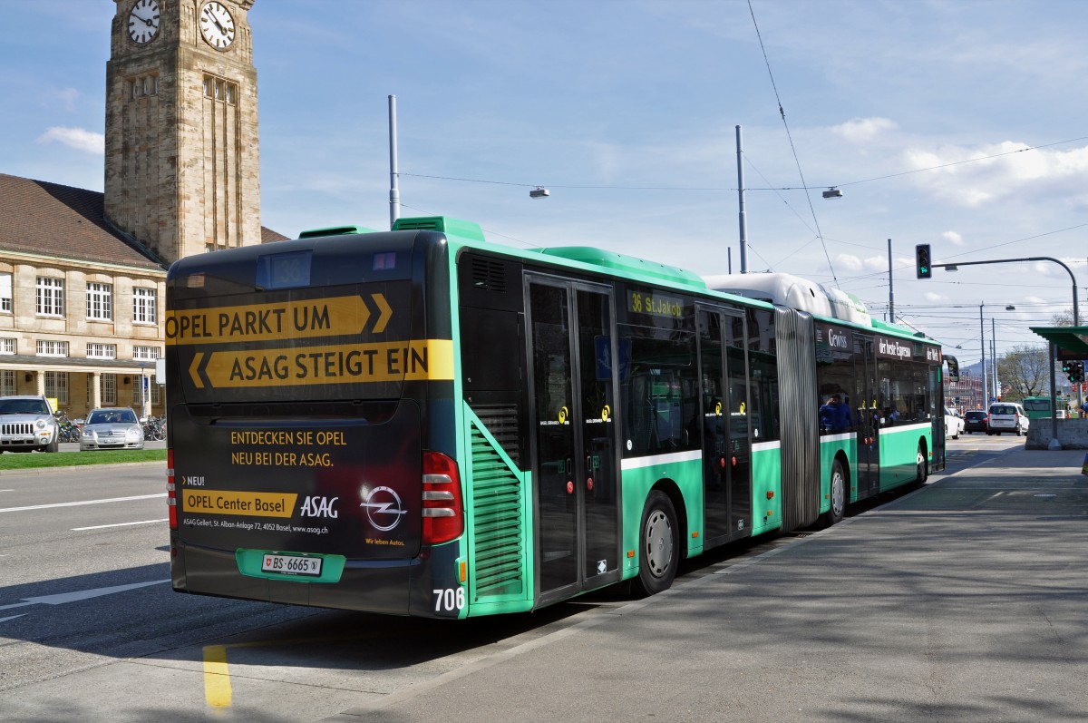 Mercedes Citaro 706 bedient die Haltestelle der Linie 36 am Badischen Bahnhof. Die Aufnahme stammt vom 12.04.2015.