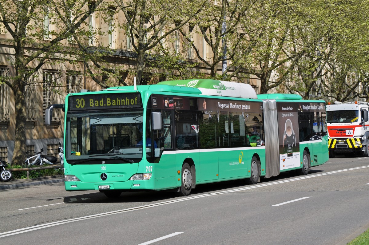 Mercedes Citaro 707 auf der Linie 30 fährt zur Endstation am Badischen Bahnhof. Die Aufnahme stammt vom 22.04.2015.