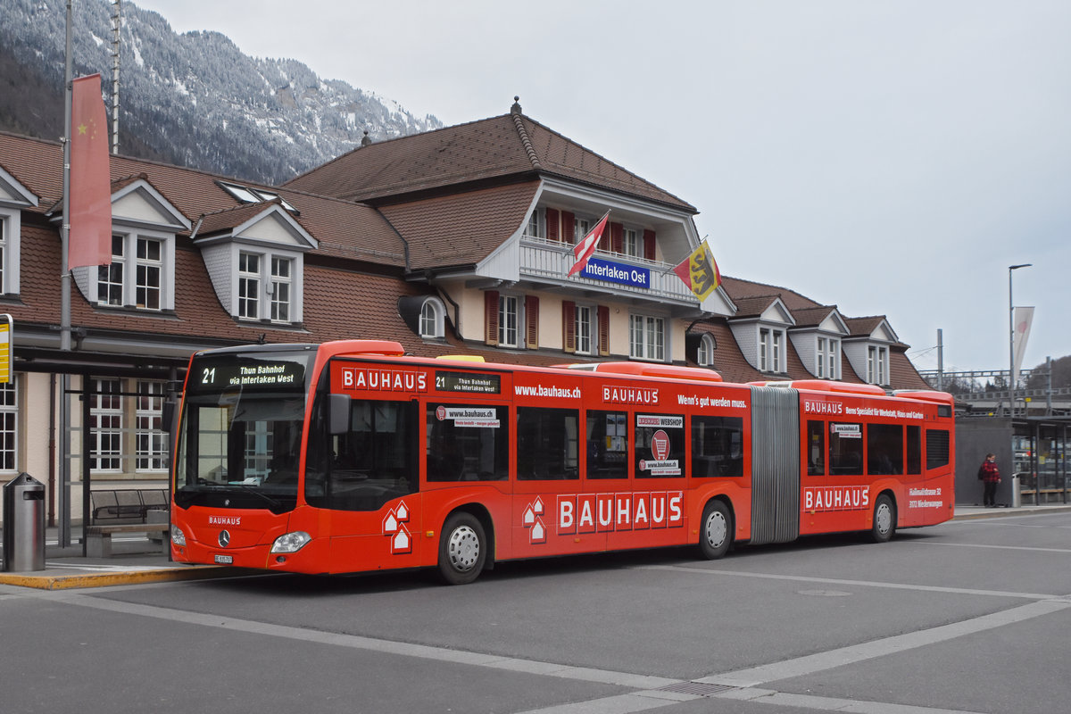 Mercedes Citaro 707 der STI mit der Bauhaus Werbung, auf der Linie 21, wartet an der Endstation beim Bahnhof Interlaken Ost. Die Aufnahme stammt vom 07.04.2021.