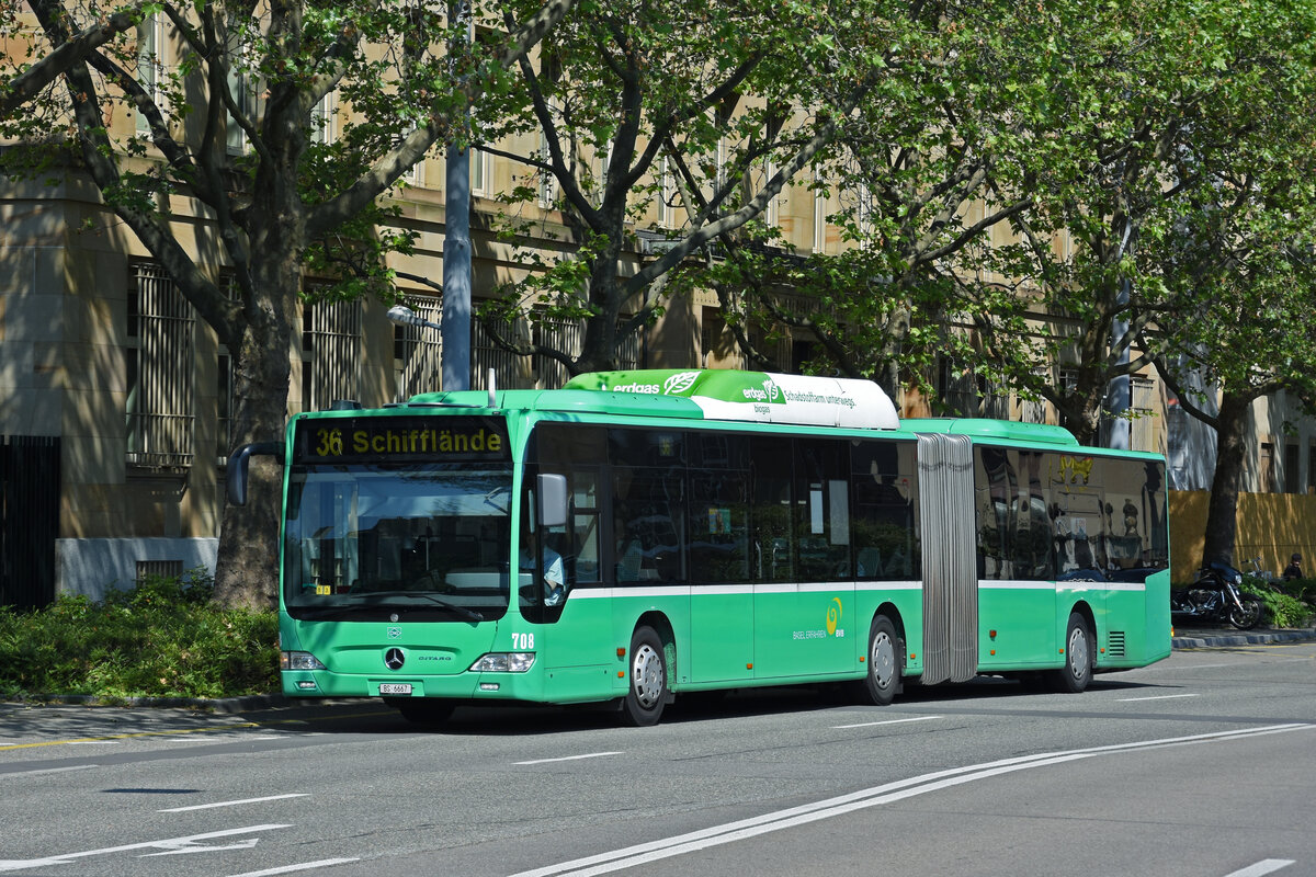 Mercedes Citaro 708, auf der Linie 36, fährt zur Haltestelle badischer Bahnhof. Die Aufnahme stammt vom 11.06.2021.