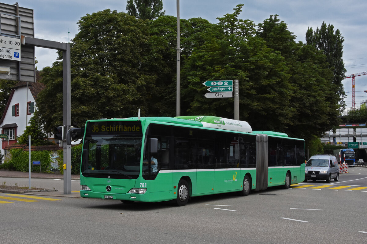 Mercedes Citaro 708, auf der Linie 36, fährt bei der Haltestelle St. Jakob ein. Die Aufnahme stammt vom 30.06.2021.