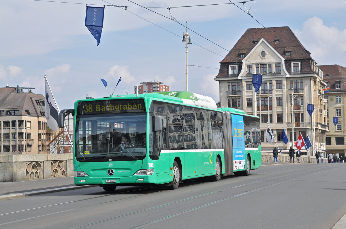 Mercedes Citaro 709, auf der Linie 38, überquert die Mittlere Rheinbrücke. Die Aufnahme stammt vom 27.03.2018.