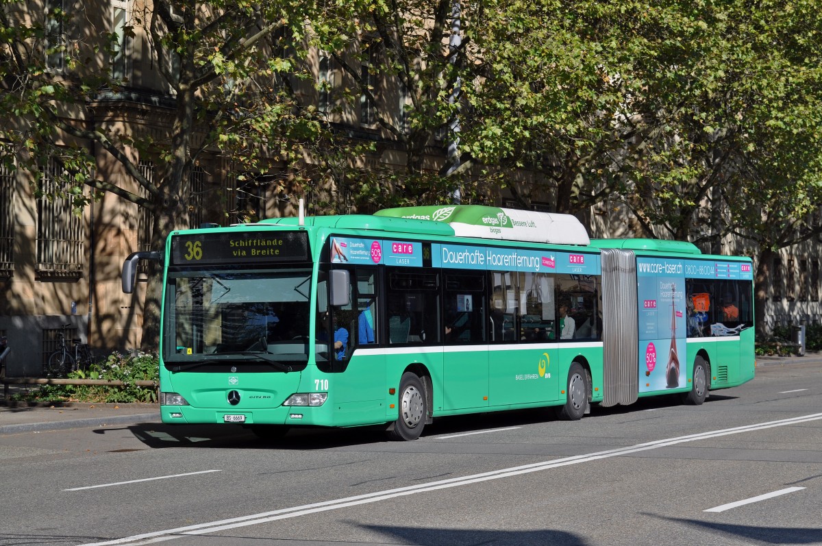 Mercedes Citaro 710 auf der Linie 36 fährt zur Haltestelle am Badischen Bahnhof. Die Aufnahme stammt vom 26.08.2015.