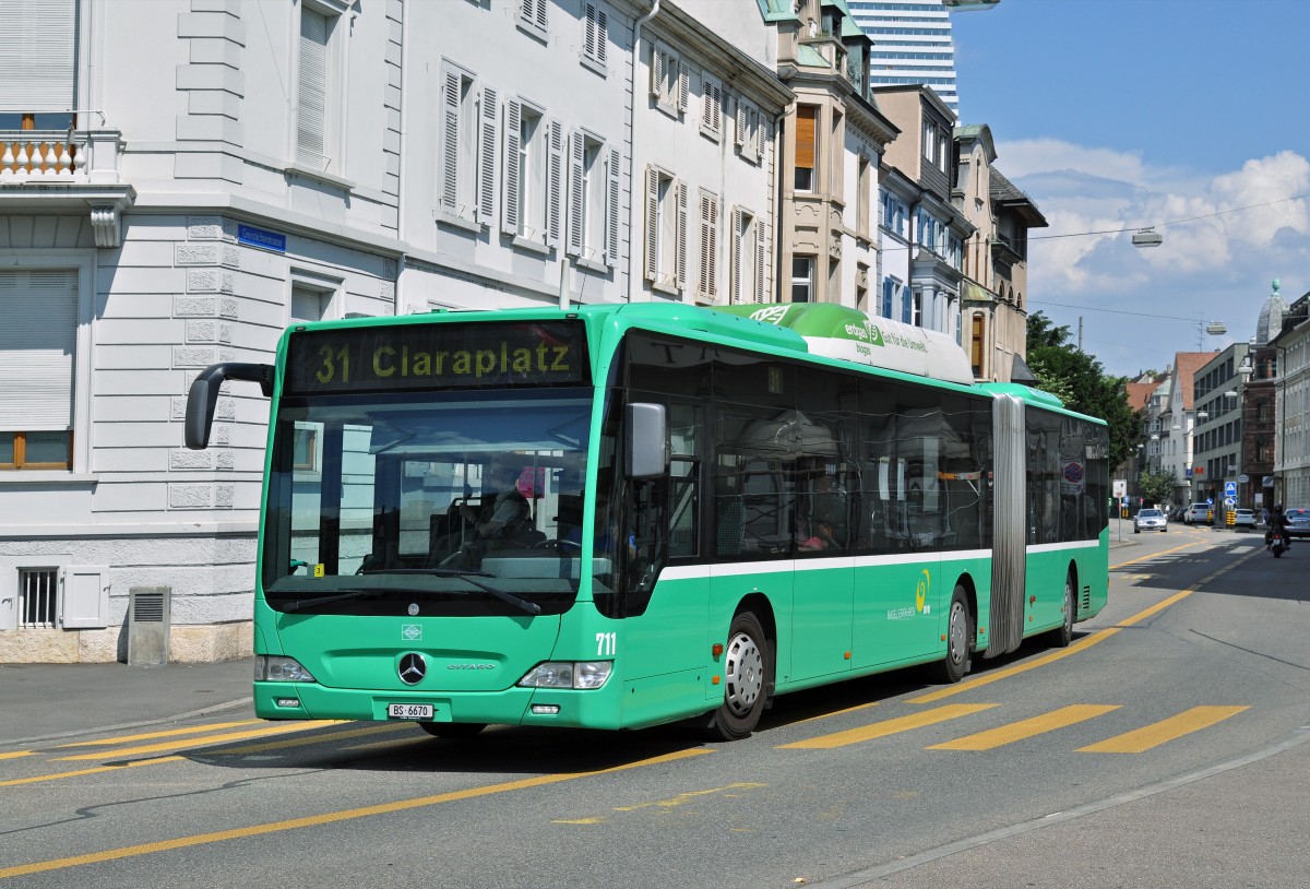 Mercedes Citaro 711 auf der Linie 31 fährt zur Haltestelle am Wettsteinplatz. Die Aufnahme stammt vom 27.06.2015.