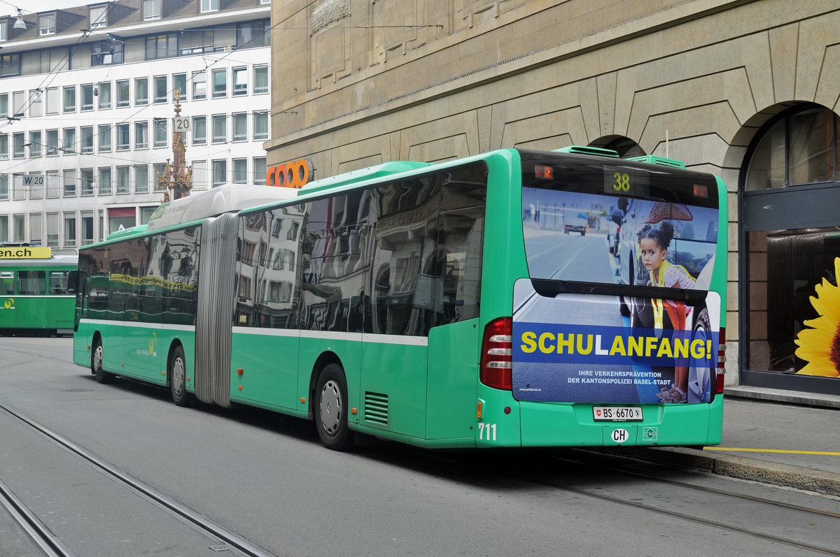 Mercedes Citaro 711, auf der Linie 38 an der provisorischen Haltestelle an der Schifflände. Die Aufnahme stammt vom 31.07.2017.