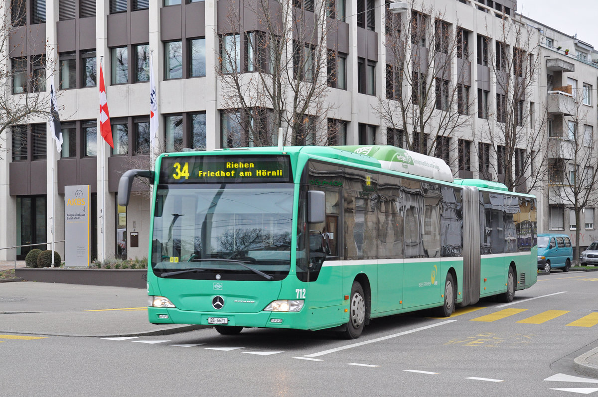 Mercedes Citaro 712, auf der Linie 34 fährt zur Haltestelle Wettsteinplatz. Die Aufnahme stammt vom 01.01.2018.
