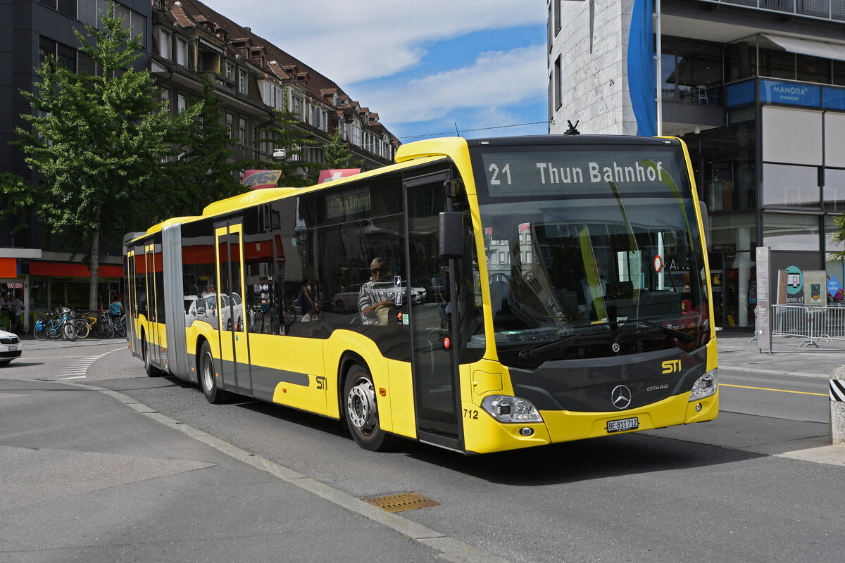 Mercedes Citaro 712, auf der Linie 21, fährt am 10.08.2023 zur Haltestelle beim Bahnhof Thun.