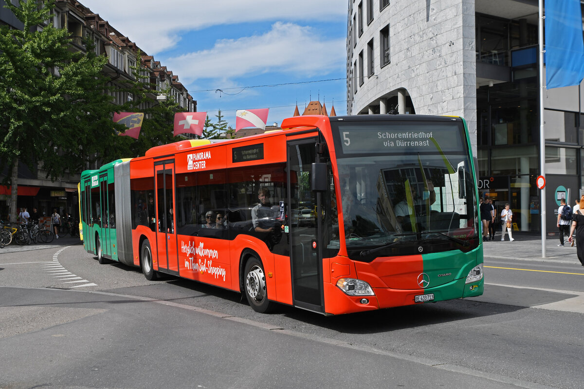 Mercedes Citaro 713 mit der Werbung für den Panorama Center, auf der Linie 5, fährt am 10.08.2023 zur Haltestelle beim Bahnhof Thun. 