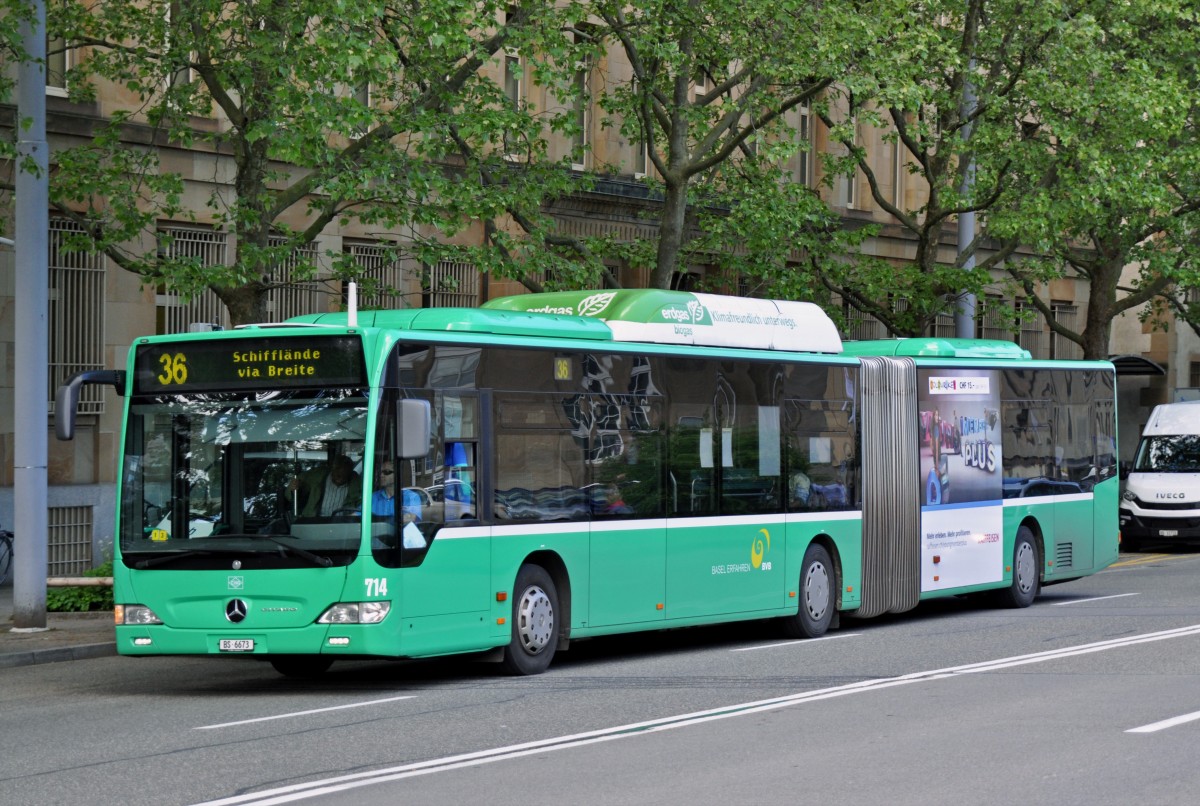 Mercedes Citaro 714 auf der Linie 36 fährt zur Haltestelle am Badischen Bahnhof. Die Aufnahme stammt vom 06.05.2015.