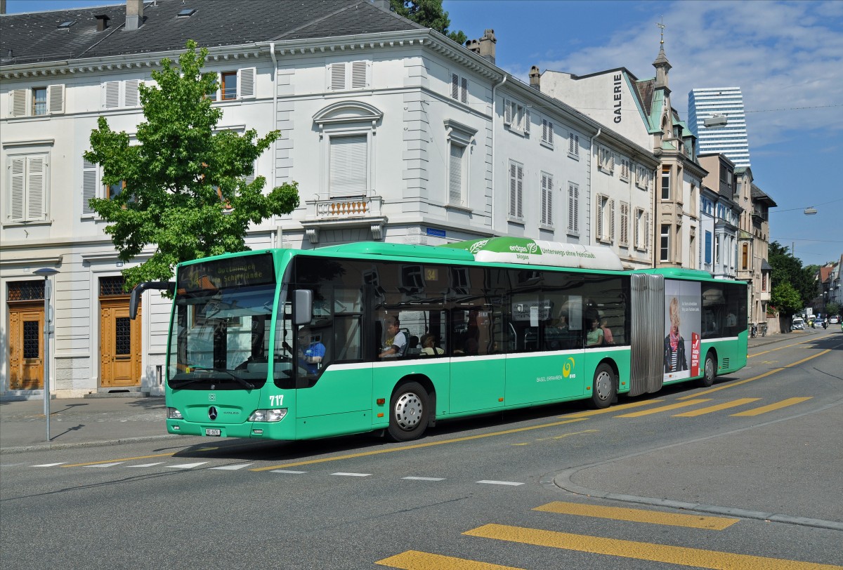 Mercedes Citaro 717 auf der Linie 34 fährt zur Haltestelle am Wettsteinplatz. Die Aufnahme stammt vom 11.06.2015.
