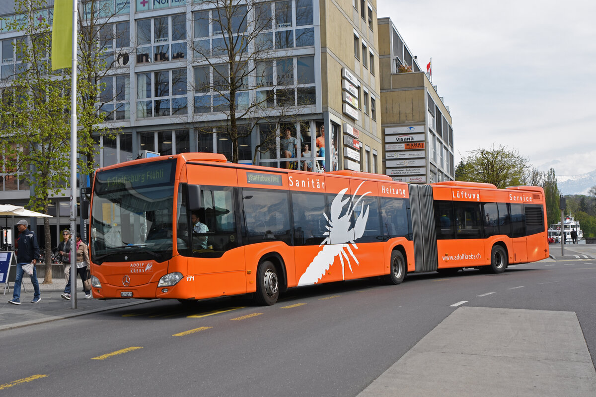 Mercedes Citaro 717 mit der Werbung für die Firma Adolf Krebs AG, auf der Linie 1, verlässt die Haltestelle beim Bahnhof Thun. Die Aufnahme stammt vom 21.04.2022.