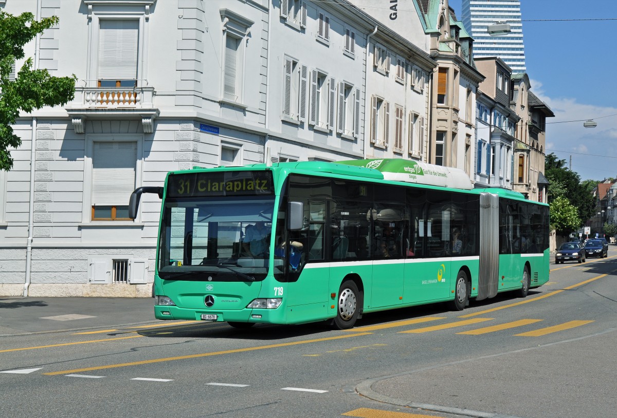 Mercedes Citaro 719 auf der Linie 31 fährt zur Haltestelle am Wettsteinplatz. Die Aufnahme stammt vom 27.06.2015.