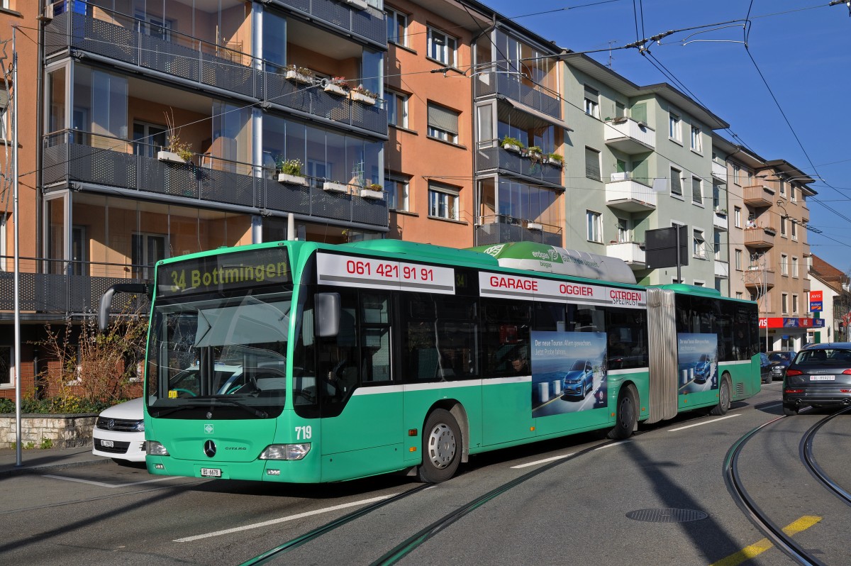 Mercedes Citaro 719 auf der Linie 34 fährt zur Haltestelle beim Kronenplatz in Binningen. Die Aufnahme stammt vom 10.12.2015.