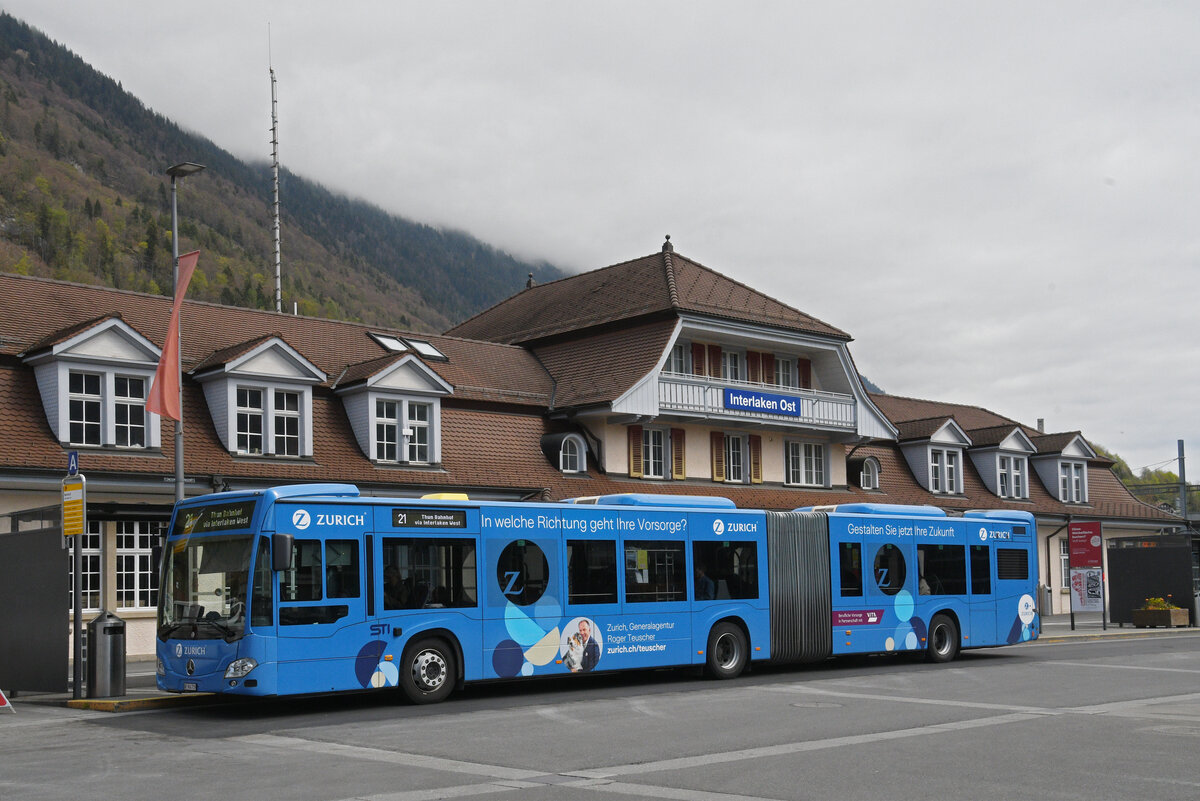 Mercedes Citaro 719 mit der Werbung für die Zürich Versicherung, auf der Linie 21, wartet am 15.04.2026 an der Endstation beim Bahnhof Interlaken Ost.