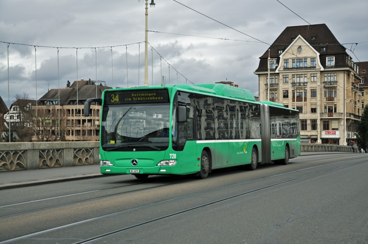 Mercedes Citaro 720 auf der Linie 34 überquert die Mittlere Rheinbrücke. Die Aufnahme stammt vom 11.12.2014.