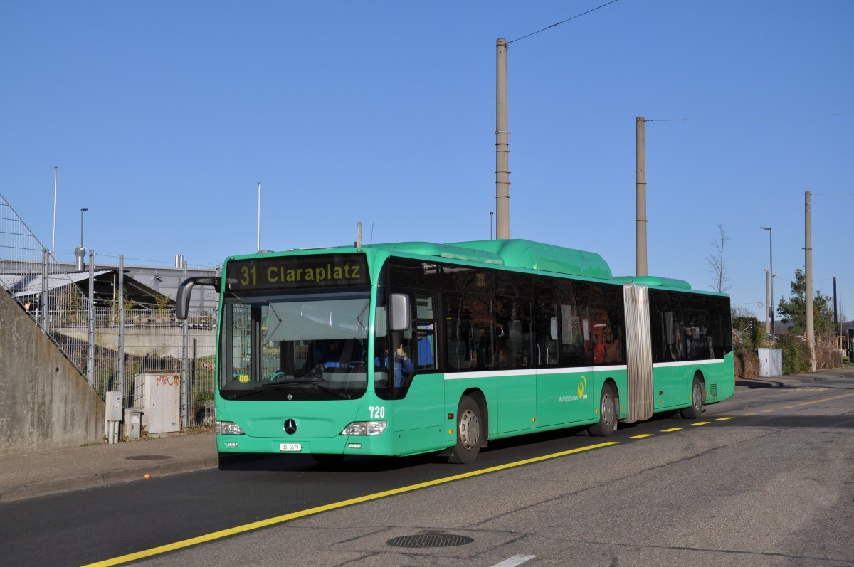 Mercedes Citaro 720 auf der Linie 31 fährt zur Haltestelle Tinguely Museum. Die Aufnahme stammt vom 13.01.2015.