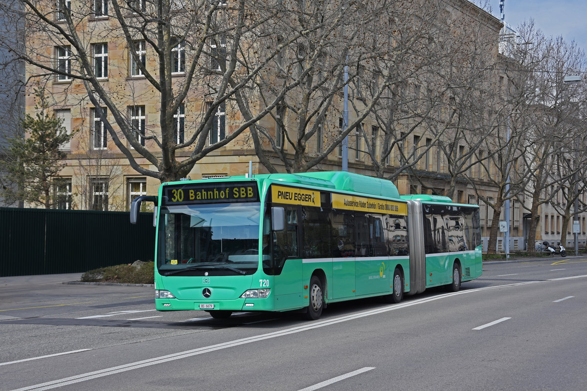 Mercedes Citaro 720, auf der Linie 30, fährt zur Endstation am badischen Bahnhof. Die Aufnahme stammt vom 19.03.2021.