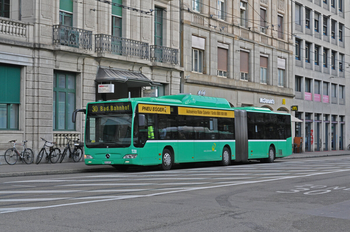 Mercedes Citaro 720, auf der Linie 30, fährt am 05.12.2022 durch die Centralbahnstrasse.