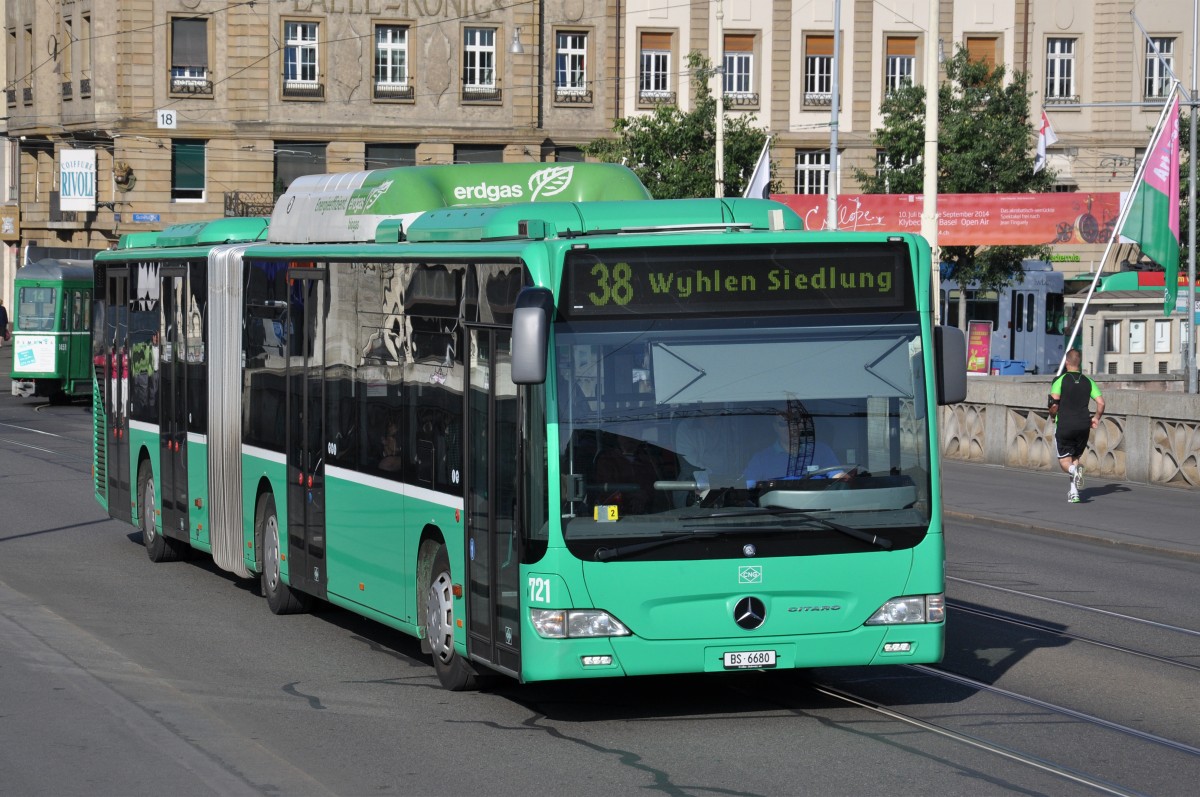 Mercedes Citaro 721 auf der Linie 38 überquert die Mittlere Rheinbrücke. Die Aufnahme stammt vom 21.06.2014.