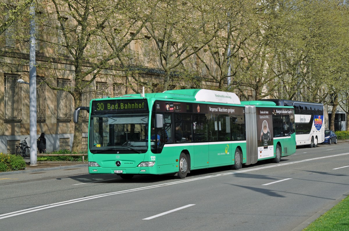 Mercedes Citaro 722 auf der Linie 30 fährt zur Endhaltestelle am Badischen Bahnhof. Die Aufnahme stammt vom 18.04.2015.
