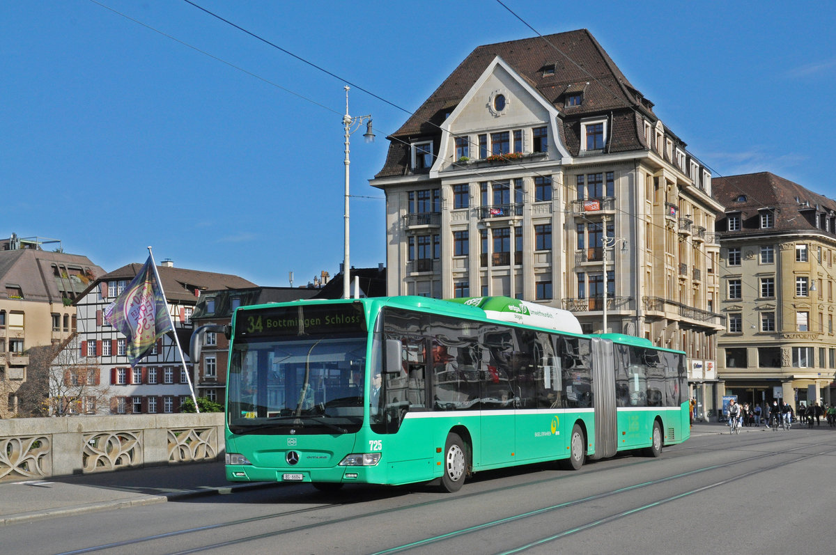 Mercedes Citaro 725, auf der Linie 34, überquert die Mittlere Rheinbrücke. Die Aufnahme stammt vom 31.10.2020.