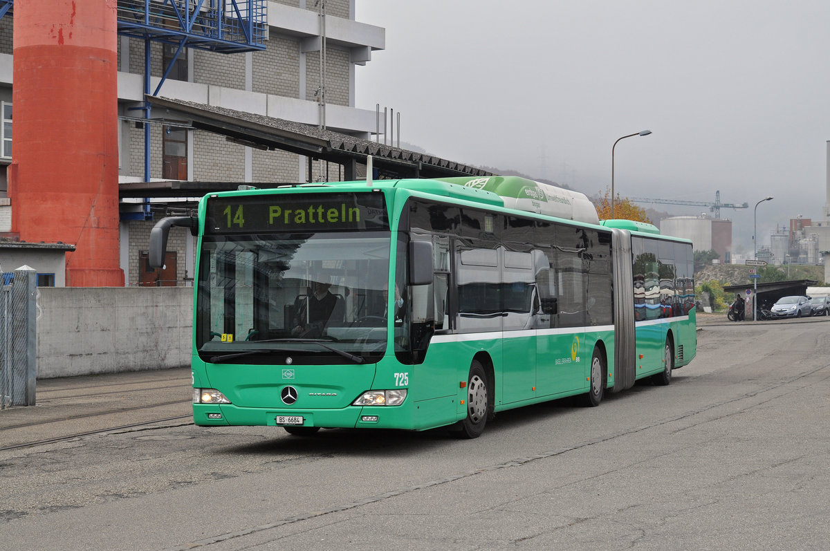 Mercedes Citaro 725 steht als Tramersatz auf der Linie 14 im Einsatz. Hier fährt der Bus zur Haltestelle beim Bahnhof Pratteln. Die Aufnahme stammt vom 28.10.2016.