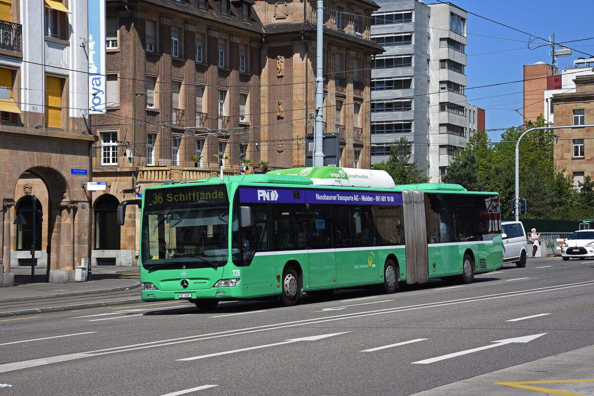 Mercedes Citaro 726, auf der Linie 36, verlässt die Haltestelle beim badischen Bahnhof. Die Aufnahme stammt vom 23.06.2022.