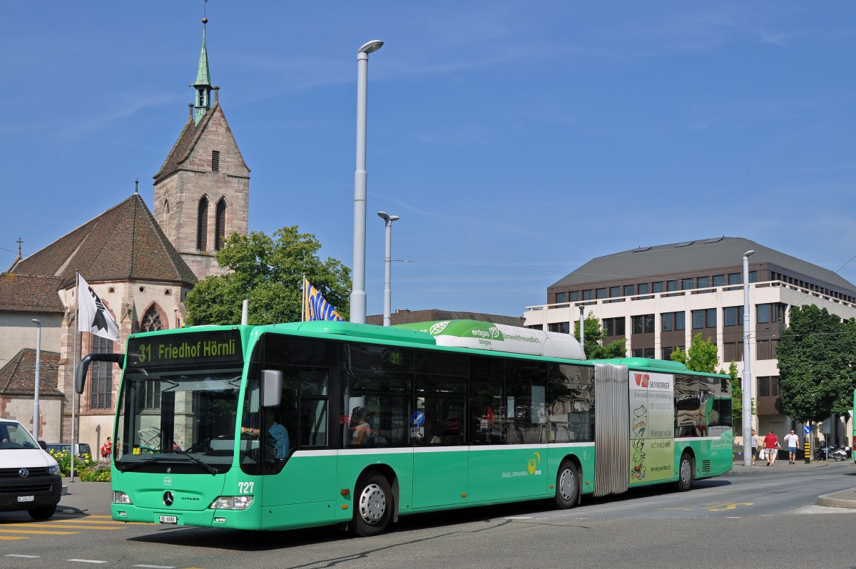 Mercedes Citaro 727 auf der Linie 31 verlässt die Haltestelle am Wettsteinplatz und fährt Richtung Haltestelle Rosengartenweg. Die Aufnahme stammt vom 04.07.2015.