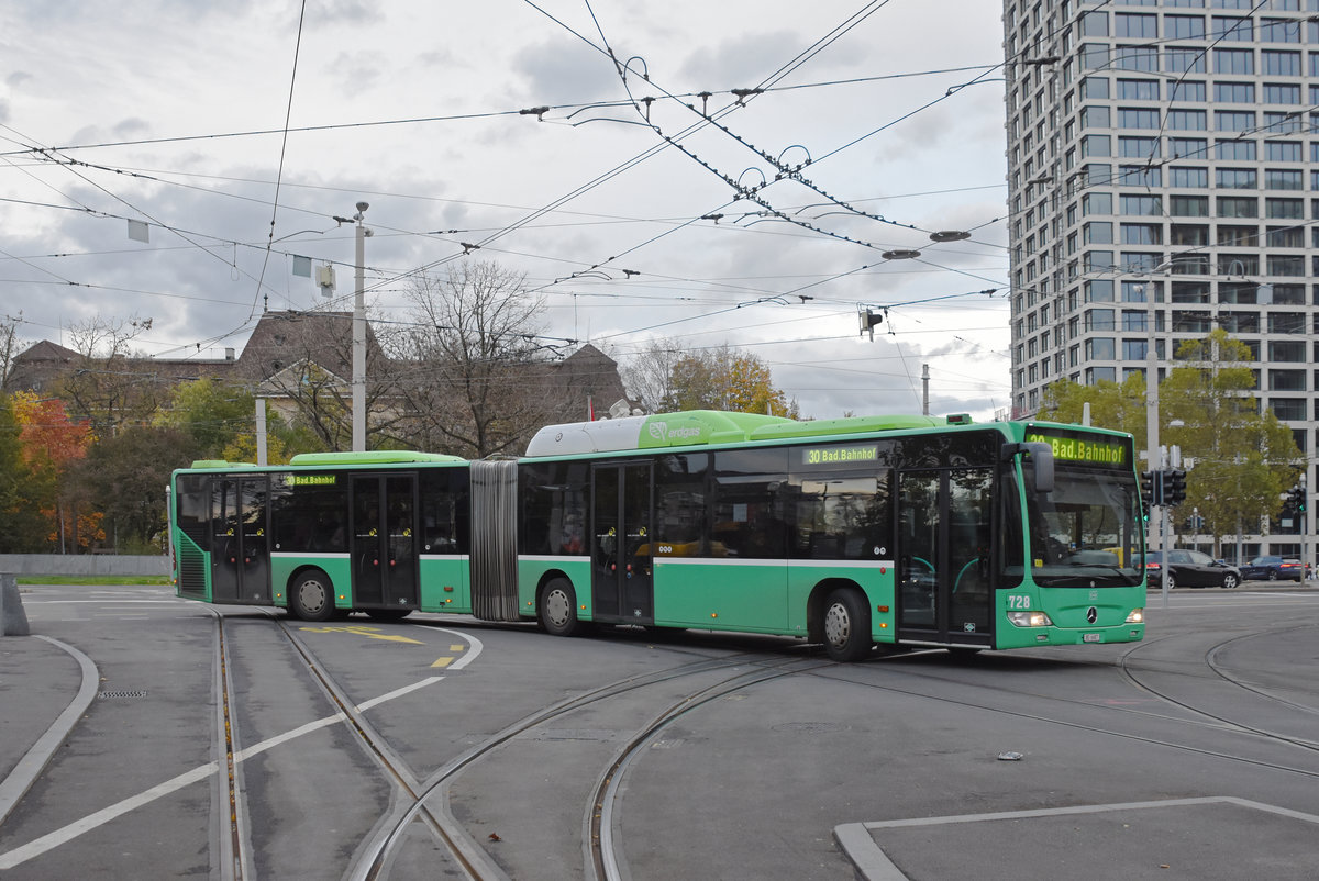 Mercedes Citaro 728 hat seine Erdgas Werbung nach vielen Jahren verloren. Hier fährt der Bus auf der Linie 30 zur Endstation am Bahnhof SBB. Die Aufnahme stammt vom 07.11.2019.
