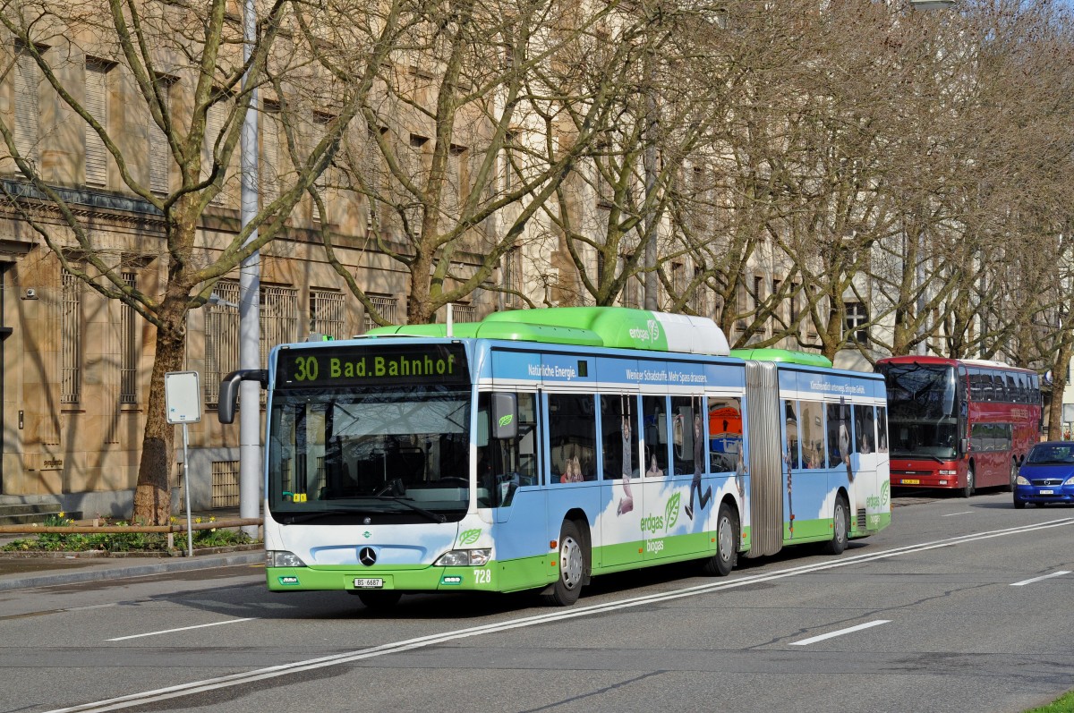 Mercedes Citaro 728 Mit der Erdgas Werbung auf der Linie 30 fährt zur Endstation am Badischen Bahnhof. Die Aufnahme stammt vom 05.04.2015.