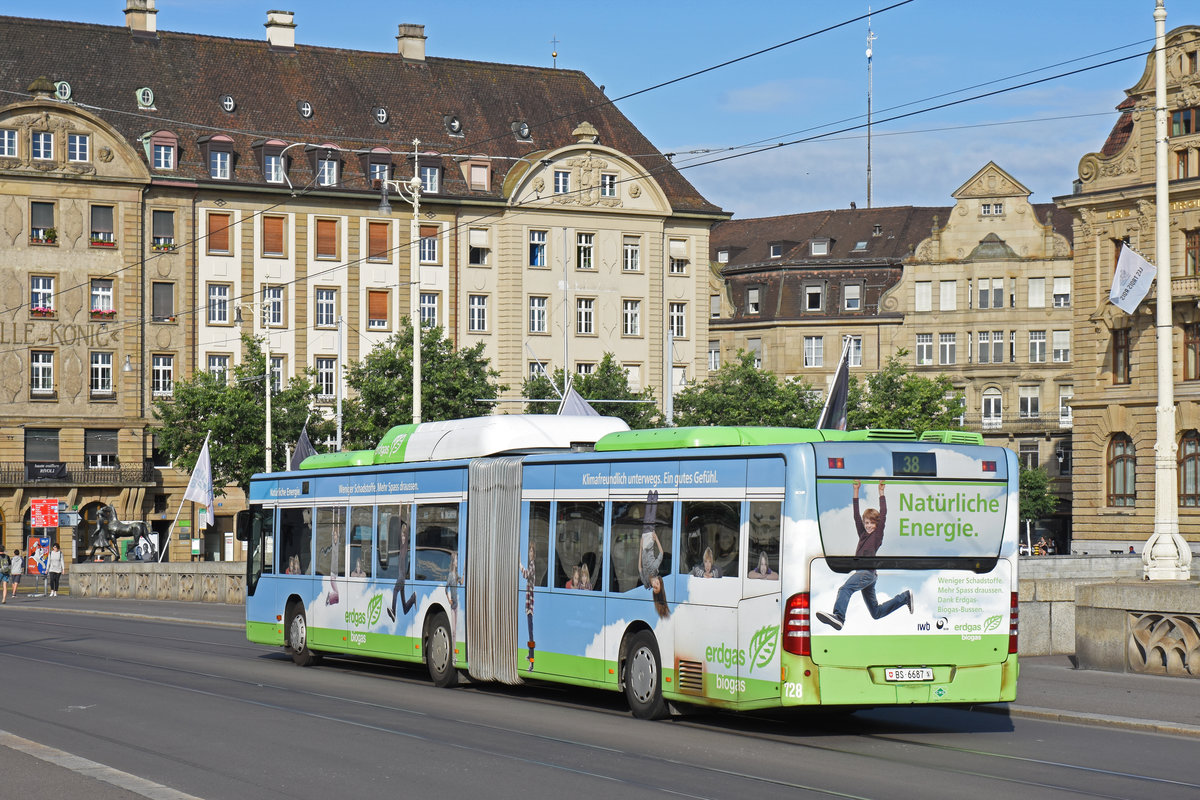 Mercedes Citaro 728 mit der Erdgas Werbung, auf der Linie 38, überquert die Mittlere Rheinbrücke. Die Aufnahme stammt vom 02.06.2018.