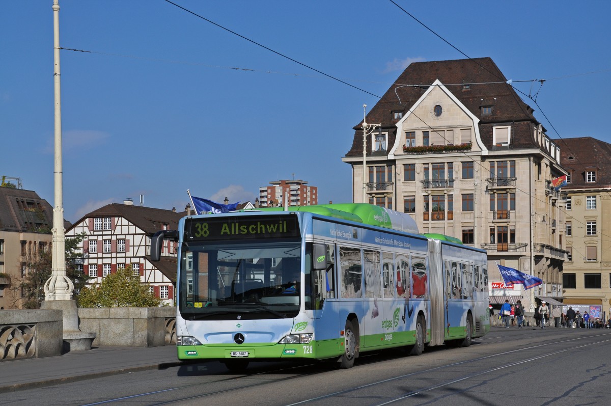 Mercedes Citaro 728 mit der Erdgaswerbung auf der Linie 38 überquert die Mittlere Rheinbrücke. Die Aufnahme stammt vom 29.10.2014.