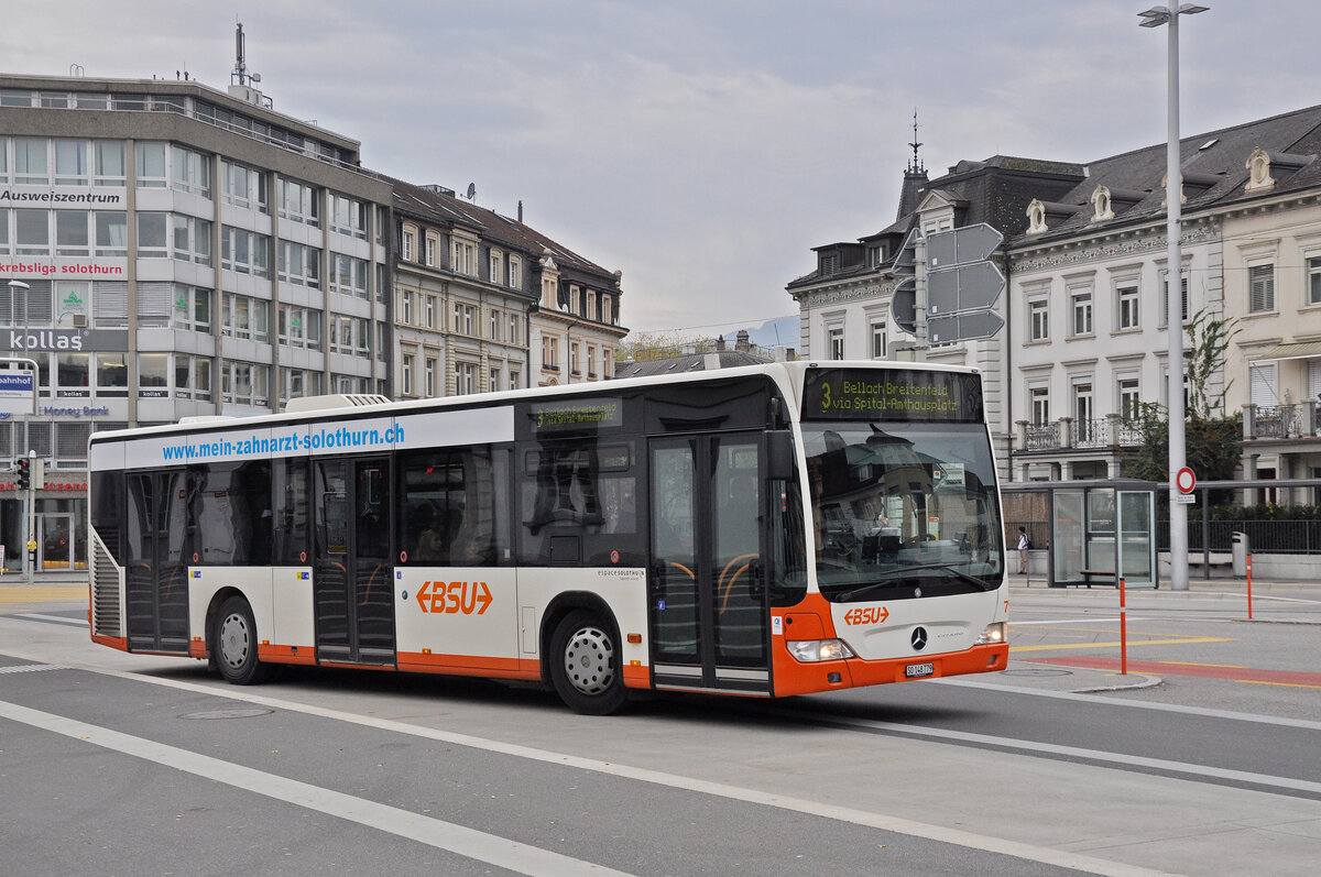 Mercedes Citaro 79, auf der Linie 3, verlässt am 08.11.2012 die Haltestelle beim Bahnhof Solothurn.