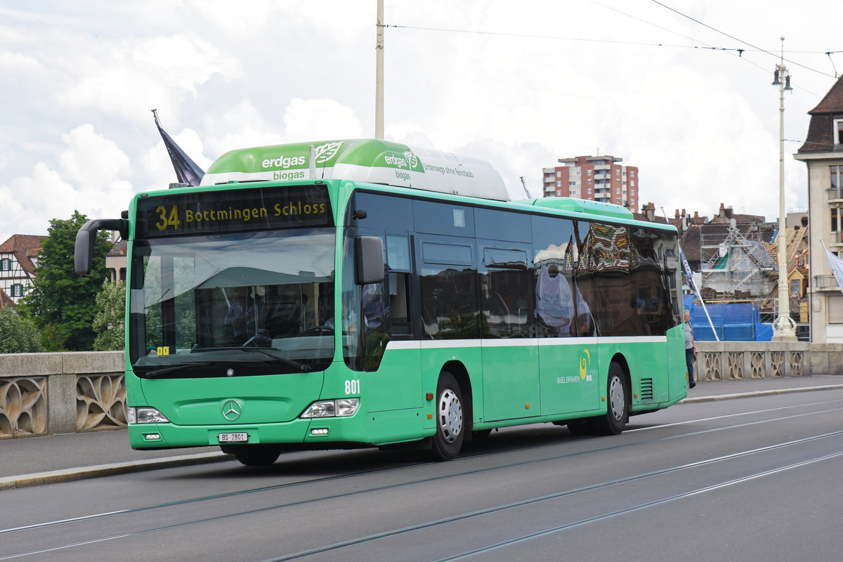 Mercedes Citaro 801, auf der Linie 34, überquert die Mittlere Rheinbrücke. Die Aufnahme stammt vom 21.05.2018.