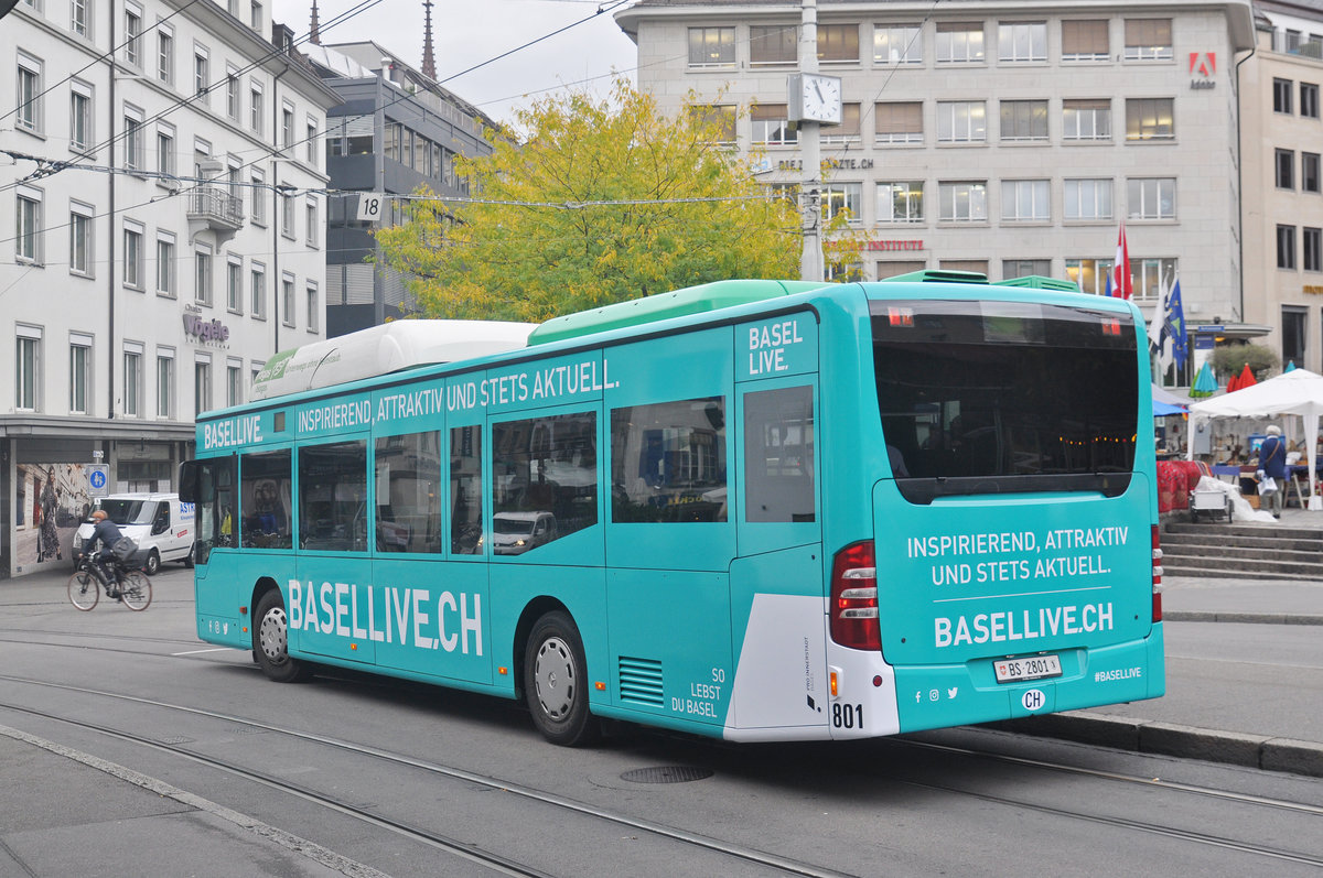 Mercedes Citaro 801, mit der Werbung für Basel Live.ch, auf der wohl kürzesten Buslinie der Schweiz. Der Barfi Bus fährt während der Bauphase am Steinenberg vom Barfüsserplatz zur Schifflände. Die Aufnahme stammt vom 13.09.2017.